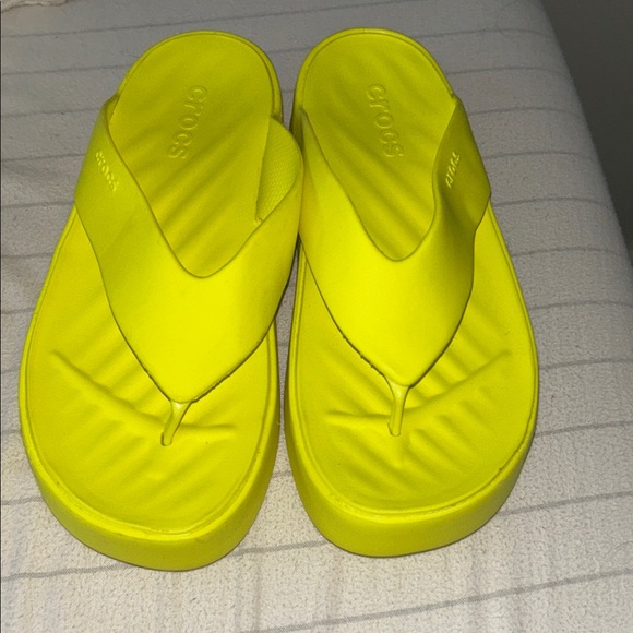 CROCS Vibrant Yellow Sandals Women's Getaway Platform Flip Flop Sandals,Size 8 - Picture 1 of 7